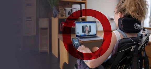 Barrierefreiheit: Dame in Rollstuhl vor Computer