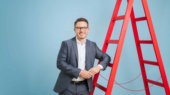 Ein Mann und eine Frau stehen bei einer roten Leiter
