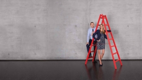 Ein Mann und eine Frau stehen bei einer roten Leiter