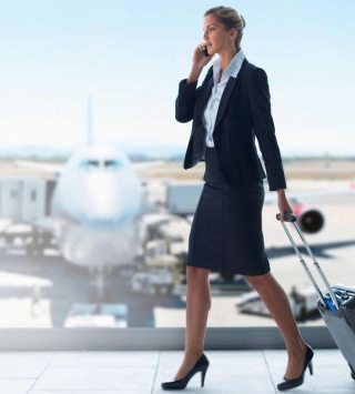 Dame am Flughafen