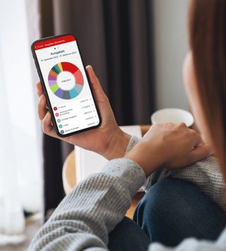Oberbank Finanzmanager - Frau mit Smartphone mit geöffnetem Finanzmanager