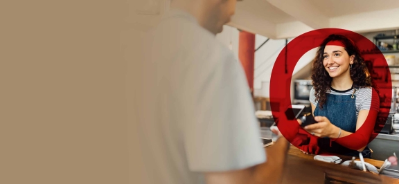 Google Pay - lächelnde Frau bezahlt am Terminal