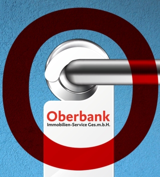 Rotes Oberbank-O. In der Mitte eine Türschnalle mit Türschild auf dem steht: 