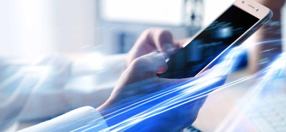 Handy wird in Hand gehalten