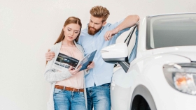 Leasing in der Oberbank - Mann und Frau beim Autokauf
