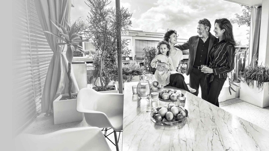 Familie mit Kind in einem Haus
