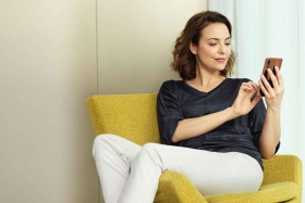 Frau nutzt die Oberbank Banking App am Smartphone