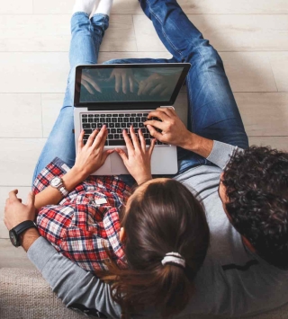 Das Angebot der Oberbank, Pärchen surft am Laptop/Handy
