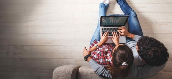Das Angebot für Privatkunden der Oberbank, Pärchen surft am Laptop