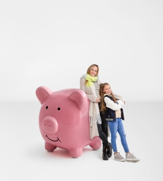 Der Oberbank Weltspartag 2023 - Frau und Kind stehen neben pinken Sparschwein