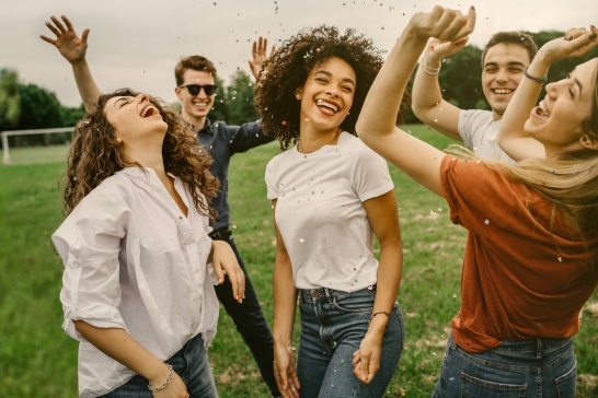 Be green Studentenkonto: Jugendliche feiern auf grüner Wiese