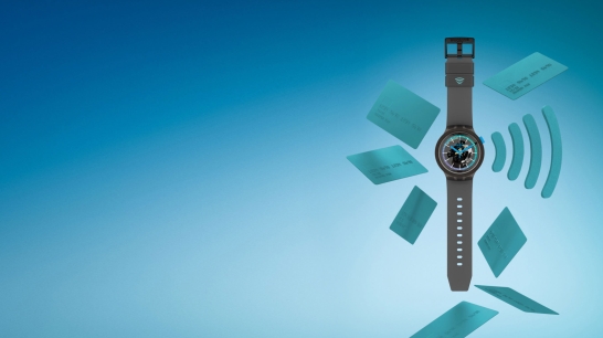Blauer Hintergrund mit schwarzer Swatch-Uhr auf der rechten Seite.
