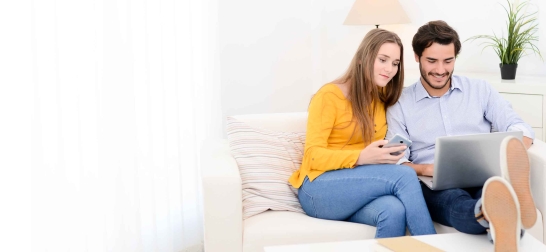 Paar sieht sich den Oberbank eShop am Tablet an