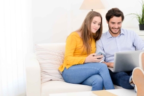 Paar sieht sich den Oberbank eShop am Tablet an