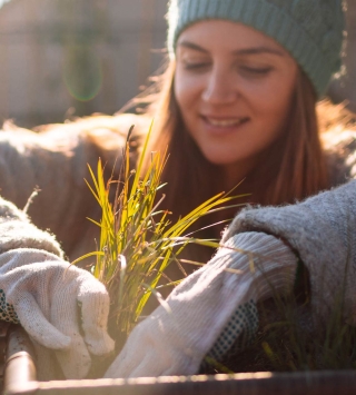 Frau bei der Gartenarbeit