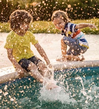 Kinder spielen beim Pool