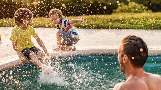 Spielende Kinder beim Pool