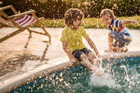 Kinder spielen beim Pool