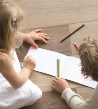 Spielende Kinder auf Holzboden