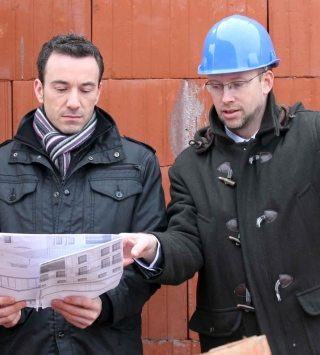 Familie auf der Baustelle
