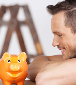 Mann und Frau mit Sparschwein