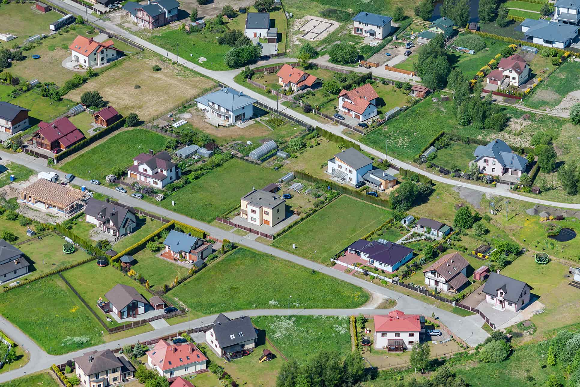 Bild aus Vogelperspektive mit vielen Grundstücken