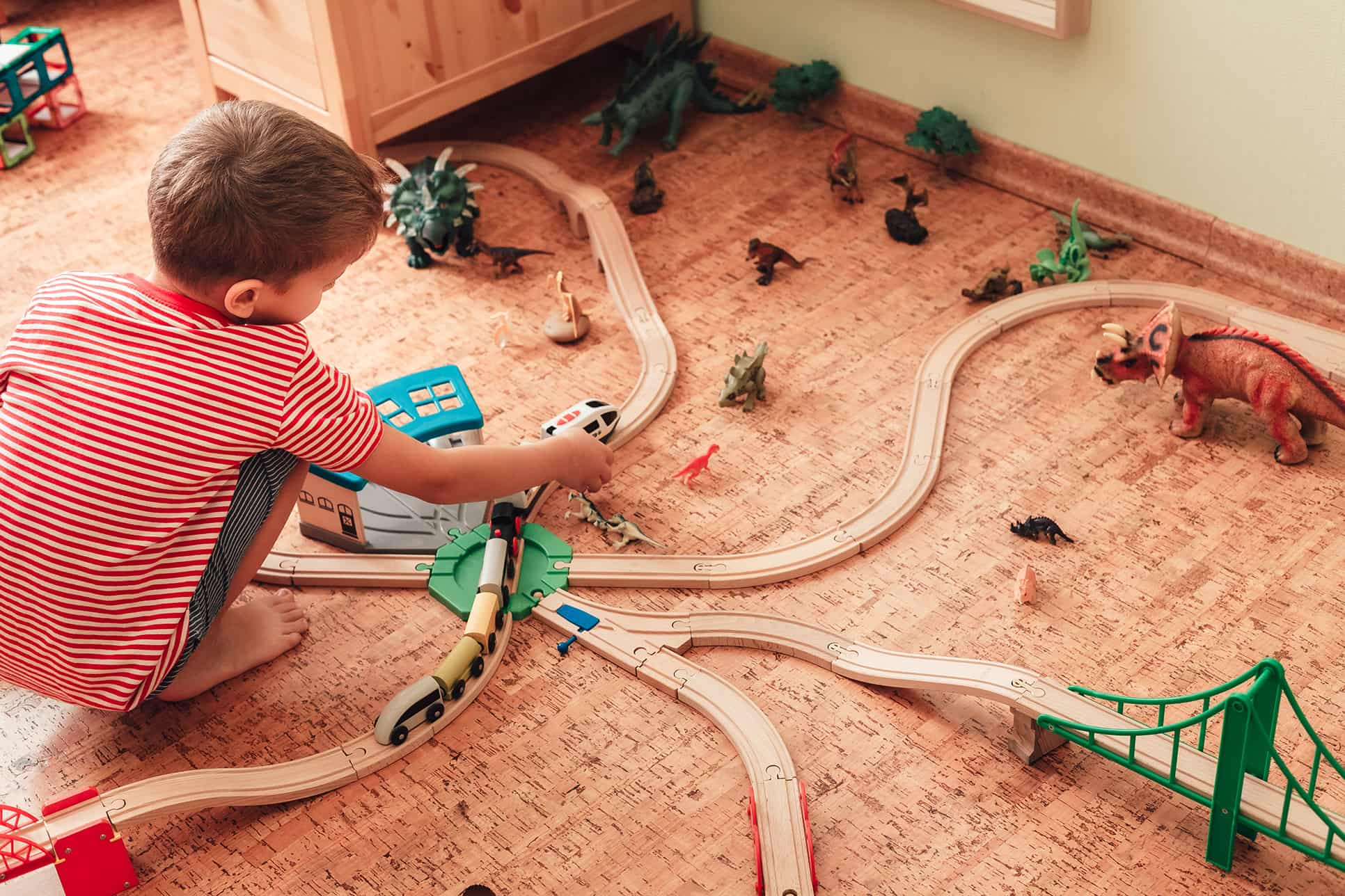 Kind spielt mit Spielzeug auf dem Boden