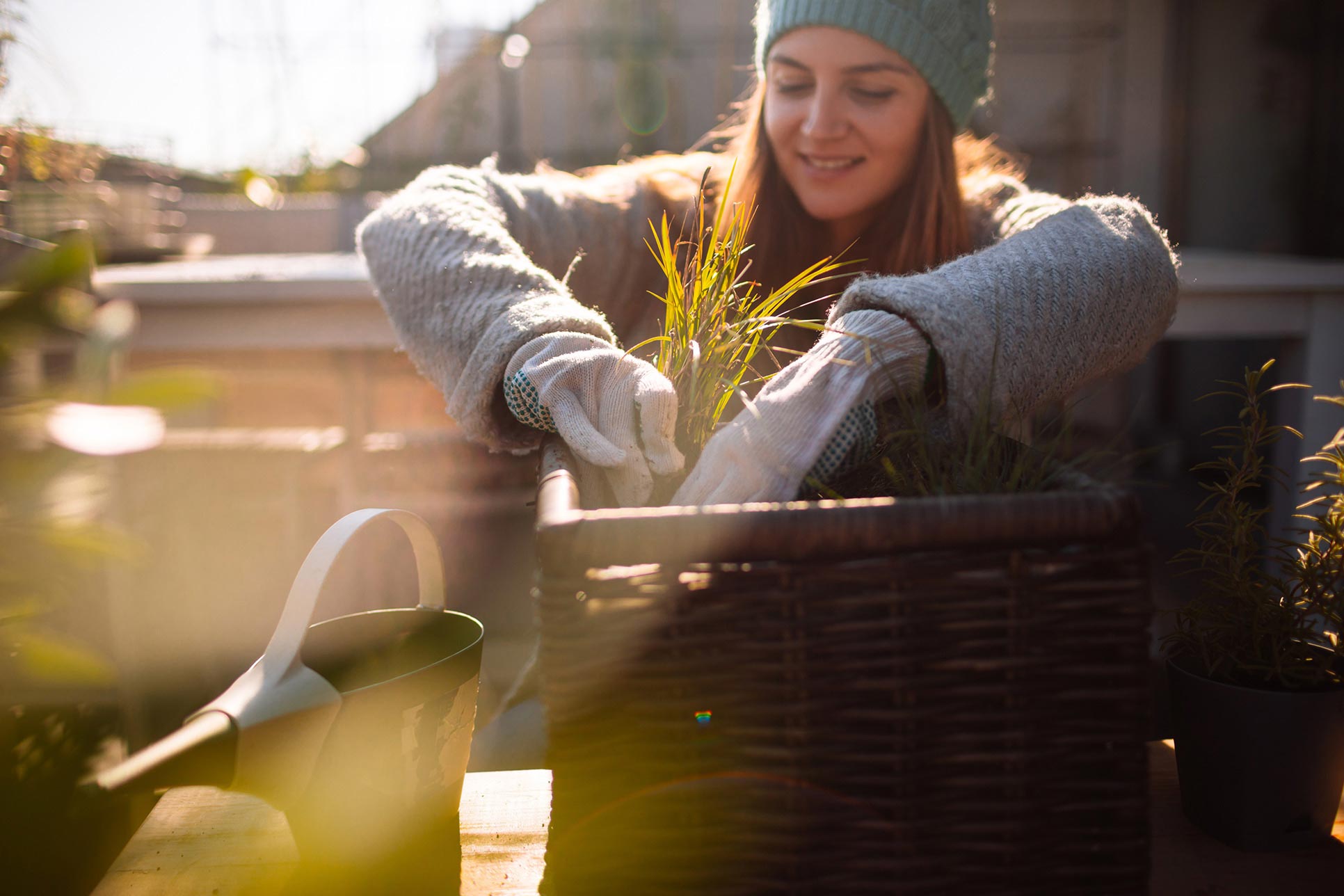 Frau bei der Gartenarbeit