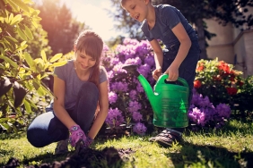 Kinder beim Garteln