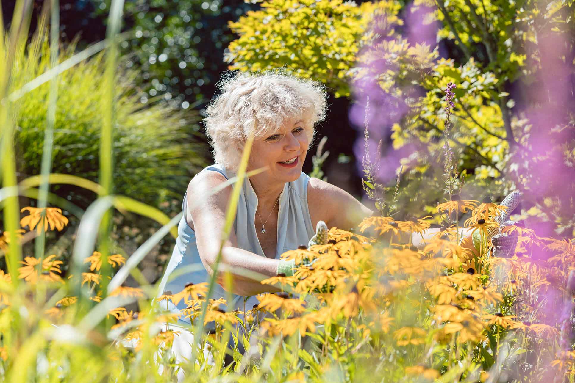 Frau im Garten