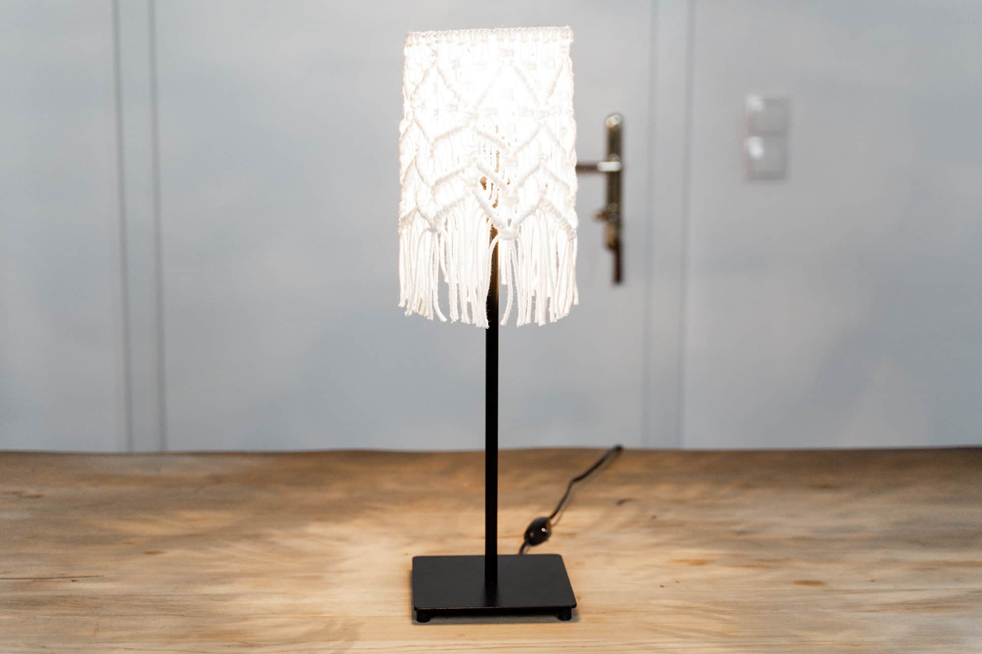 Fertige Makramee Lampe mit Licht