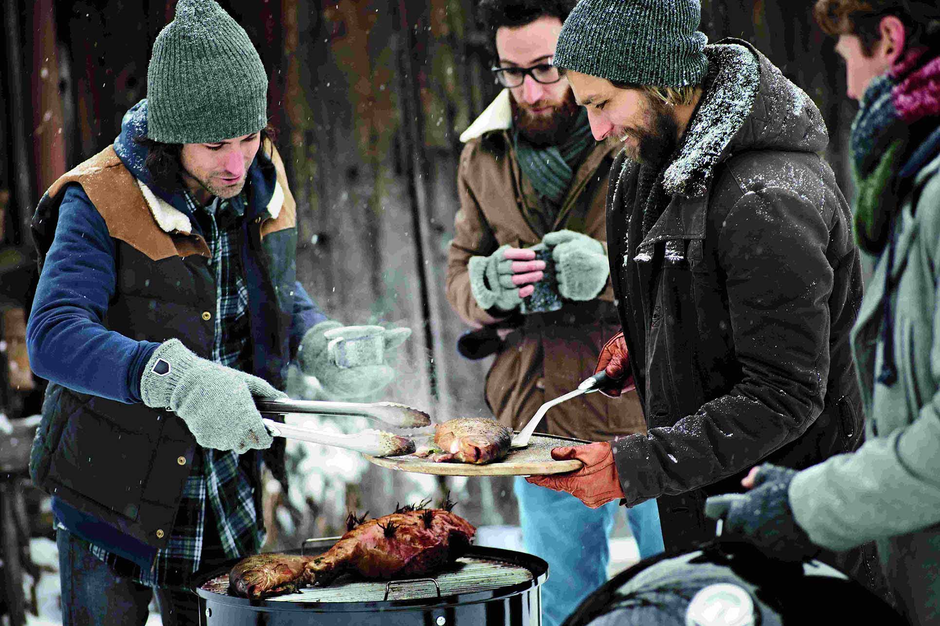 Männer beim Wintergrillen