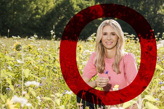 2 Frauen stehen in Blumenwiese