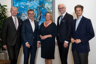 Im Bild (v. l.): Oberbank-Generaldirektor Dr. Gasselsberger, Andreas Schell, Mag. Susanne Dickstein, Mag. Dr. Michael Strugl und Dipl. Ing. F. Peter Mitterbauer