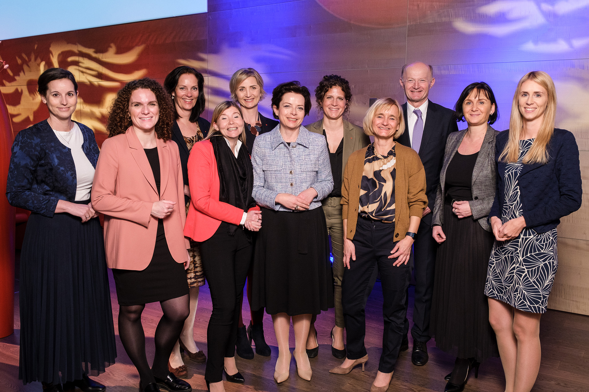 Oberbank Generaldirektor Dr. Franz Gasselsberger mit Oberbank Führungskräften (v.l. n. r.) Ingrid Lettner (Oberbank Wels), Nora Berger (ESG-Unit), Bettina Ertl-Pramhas (Kredit-Management), Lisa Weiß (Firmenkunden), Petra Bogner-Kubin (Marktfolge Linz), Beatrix Putz (Presse/IR), Christina Mirtl (Oberbank Leasing GmbH), Brigitte Haider (Oberbank Service GmbH), Romana Linsbod (Human Resources) und Isabella Lehner (Vorstandsmitglied). 