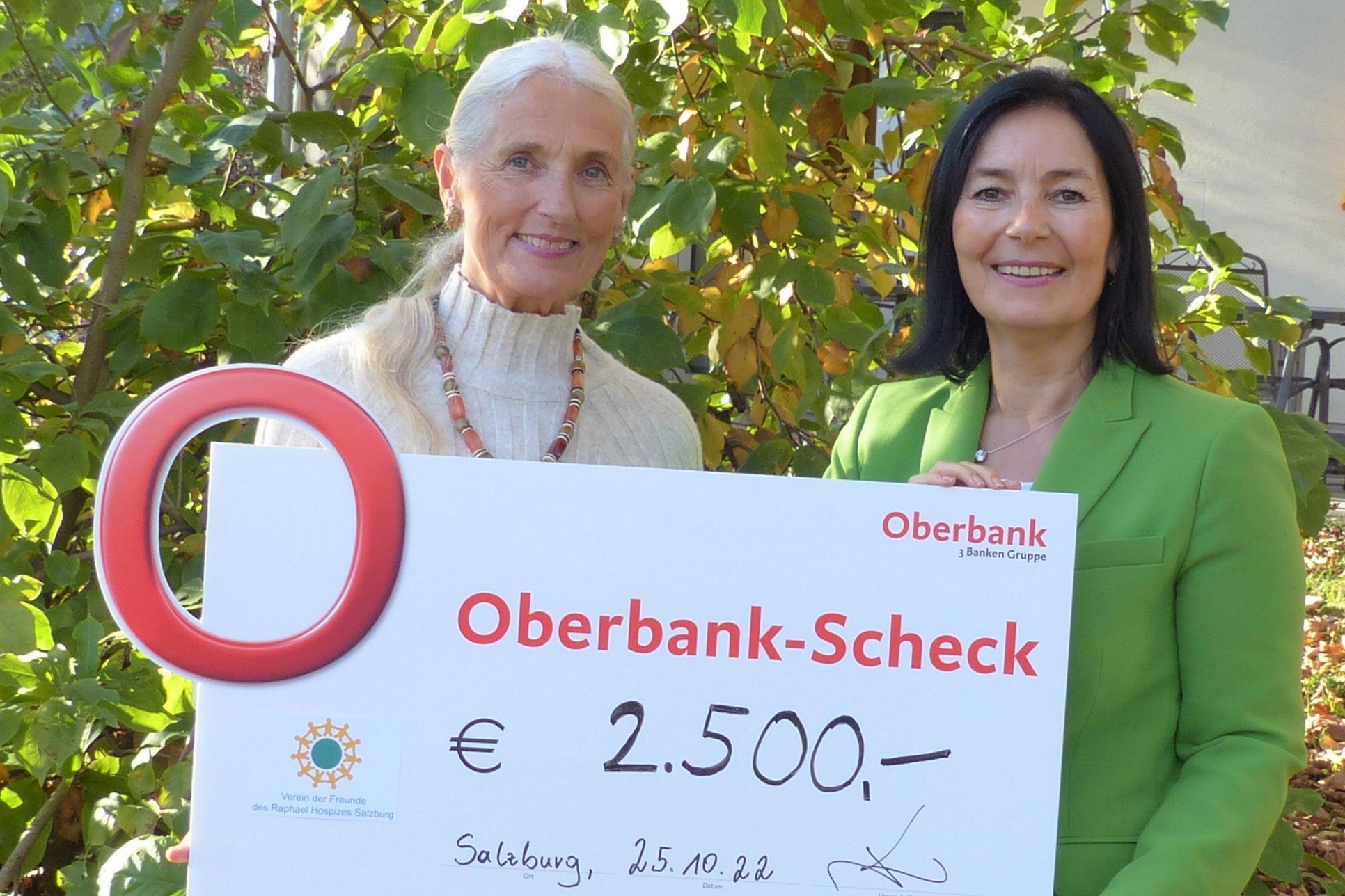 Dir. Petra Fuchs, MBA, Leiterin des Oberbank Geschäftsbereiches Salzburg bei der Spendenscheck-Übergabe an Mag. Andrea Maria Reiser, Präsidentin des Vereins der Freunde des Raphael Hospizes Salzburg