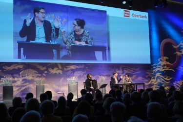 Maria Happel und Michael Maertens auf der Bühne im Oberbank Donauforum
