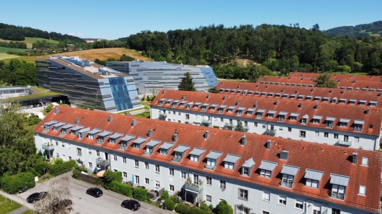 Siedlungsanlage mit JKU-Gebäude daneben