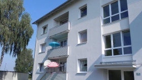 Seitenansicht eines Wohnhauses mit Balkone