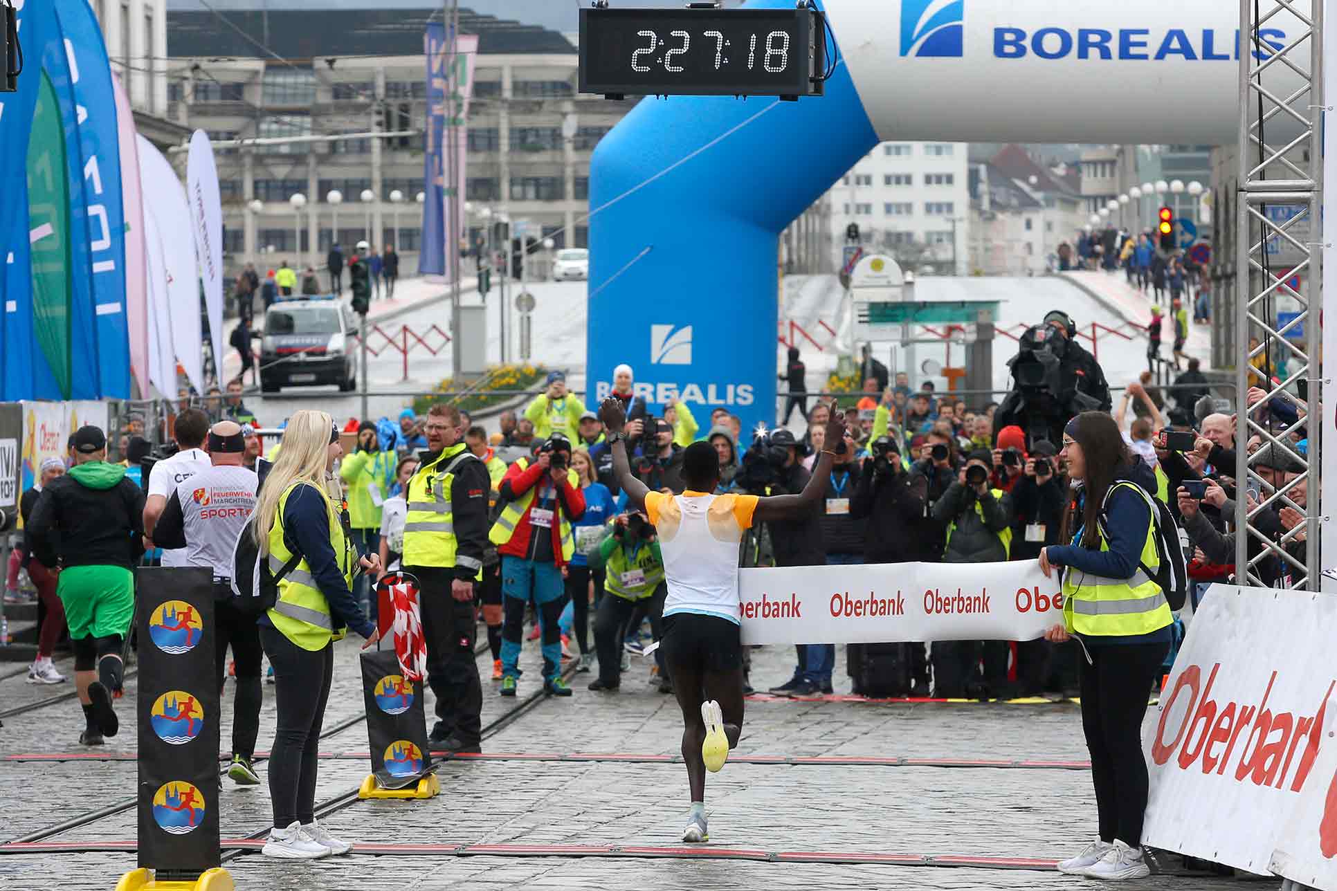 Zieleinlauf beim Oberbank Linz Donau Marathon 2023